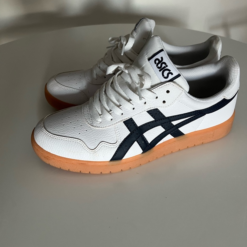 ASICS casual sneaker size 9.5 minimal wear! Great condition.